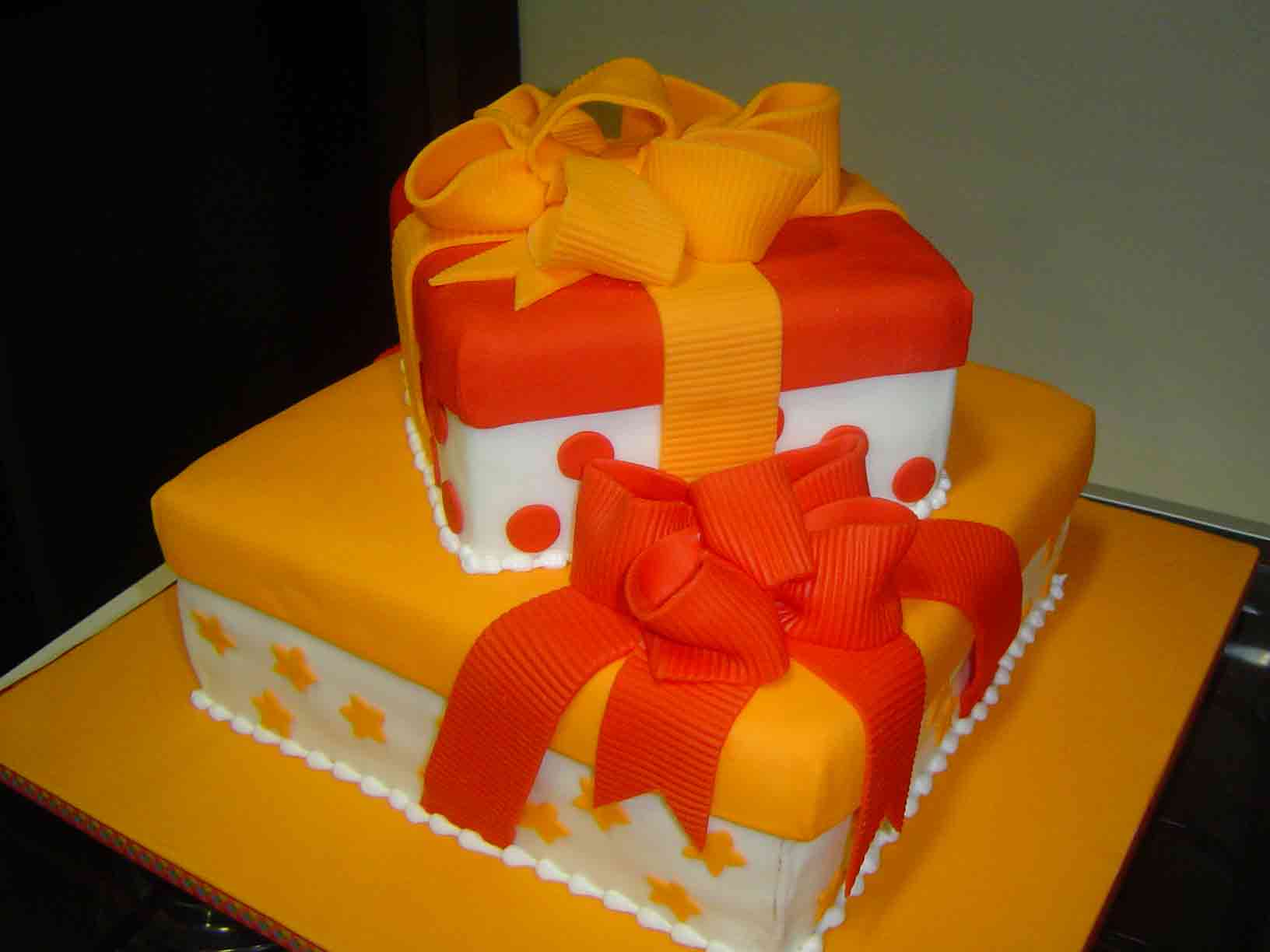 Torta Scatola Regalo: La Sorpresa Dentro della Sorpresa