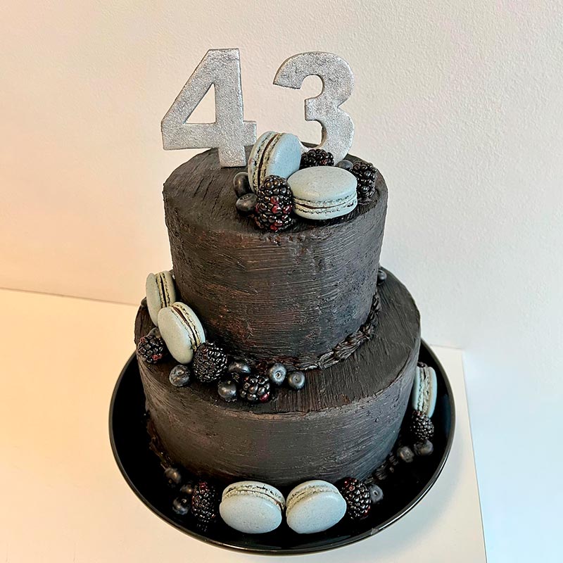 Torta Decorata Maschile: Eleganza in Pasta di Zucchero