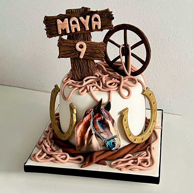 Torta dell'Haras: Cavalli, Eleganza e Pasta di Zucchero