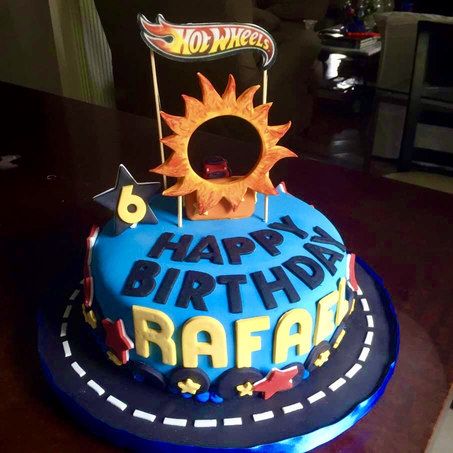 Torta Hot Wheels: Velocità e Divertimento in Pasta di Zucchero