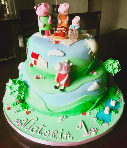 Torta Peppa Pig Picnic: Divertimento all'Aria Aperta in Pasta di Zucchero