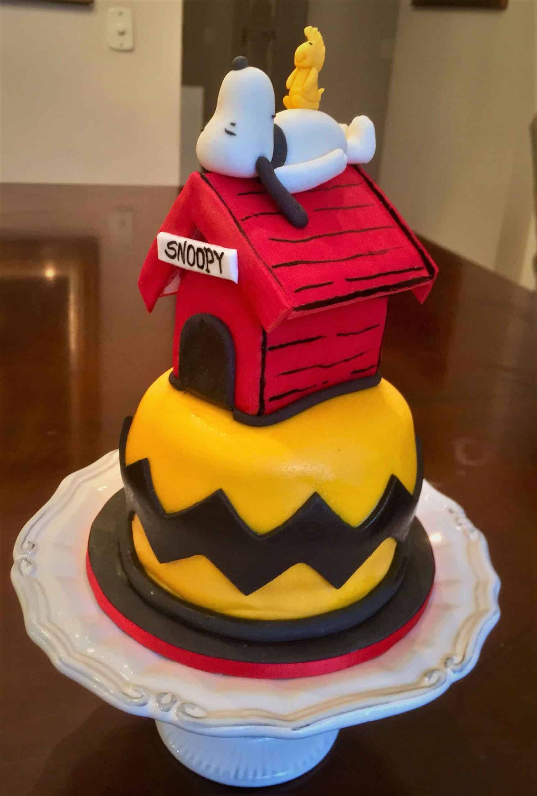 Torta Snoopy con Pasta di Zucchero - Snoopy sdraiato nella sua casetta