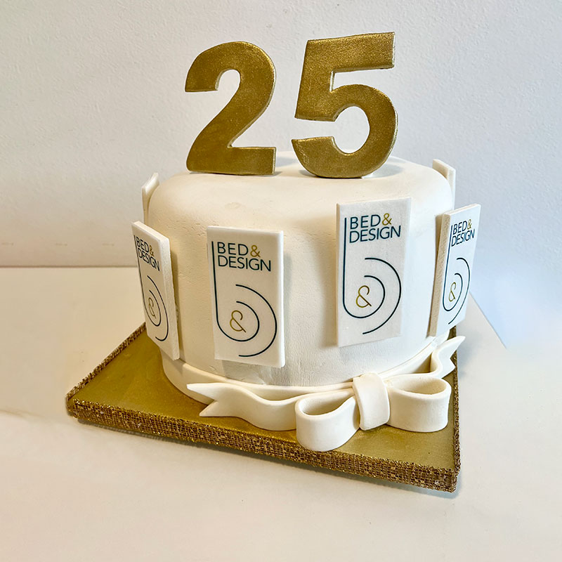 Torta aziendale commemorativa decorata in pasta di zucchero