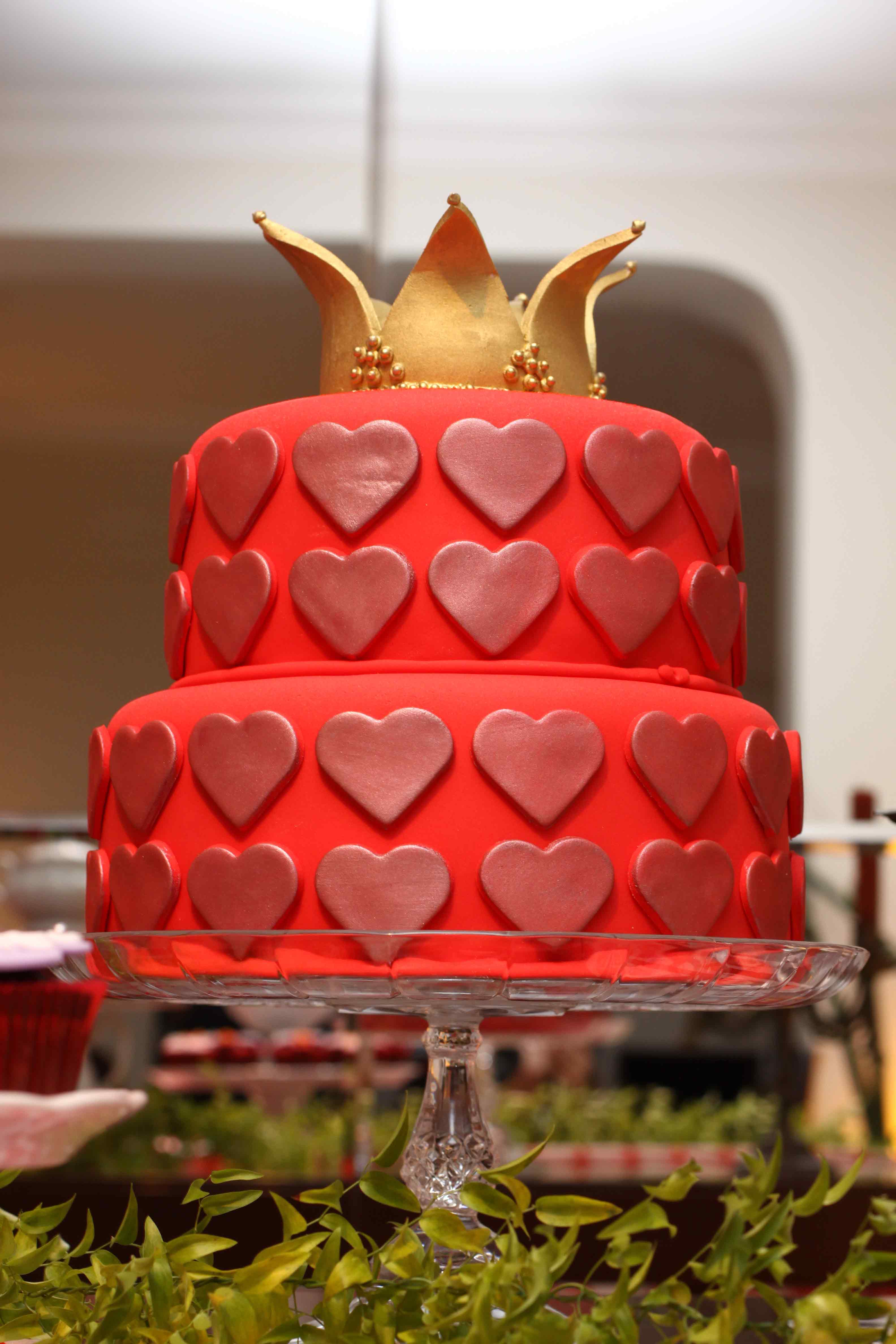 Torta decorata con tema festa e dettagli in pasta di zucchero