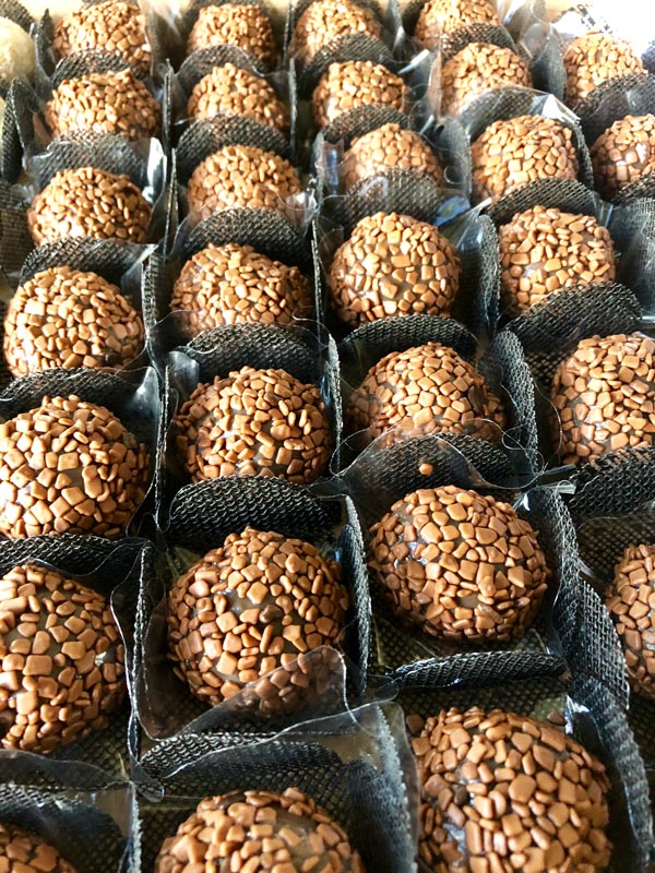 Brigadeiros tradicionais em diferentes embalagens