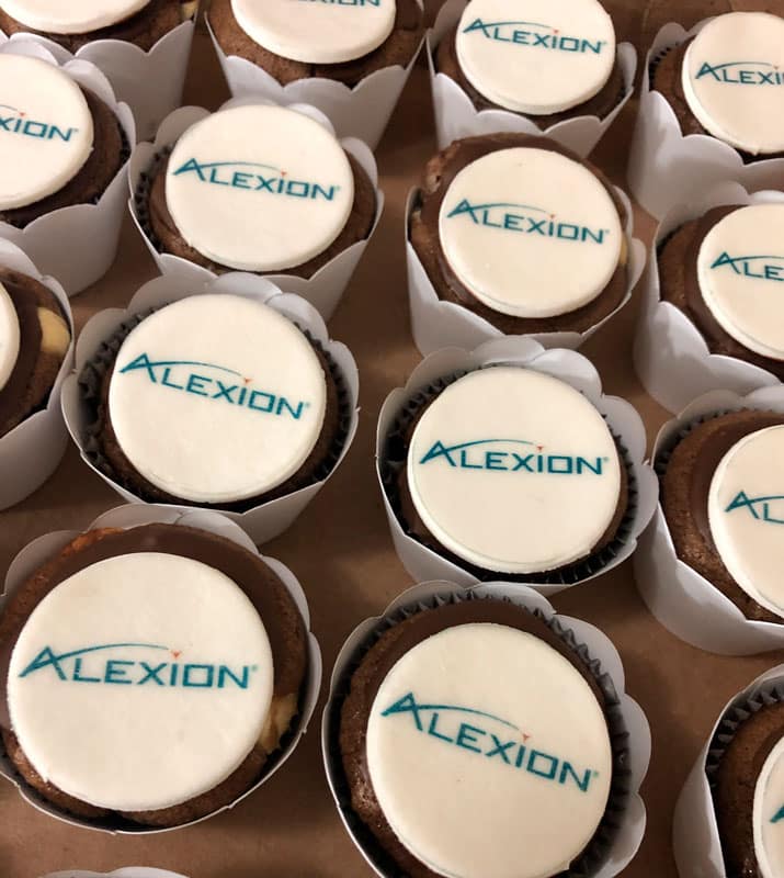 Doces corporativos em caixas elegantes com logo