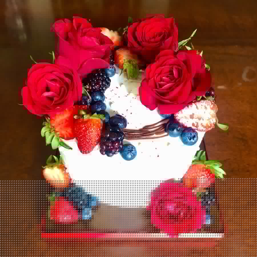 Bolo Decorado Rosas Vermelhas e Frutas (10-12p)